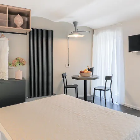 Dreamers Sea View - White And מנרולה