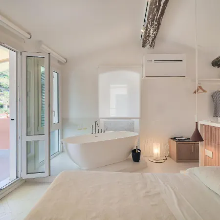 Dreamers Sea View - White And * מנרולה