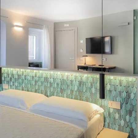 Dreamers Sea View - White And