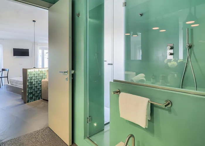 Apartment Dreamers Sea View - White And *