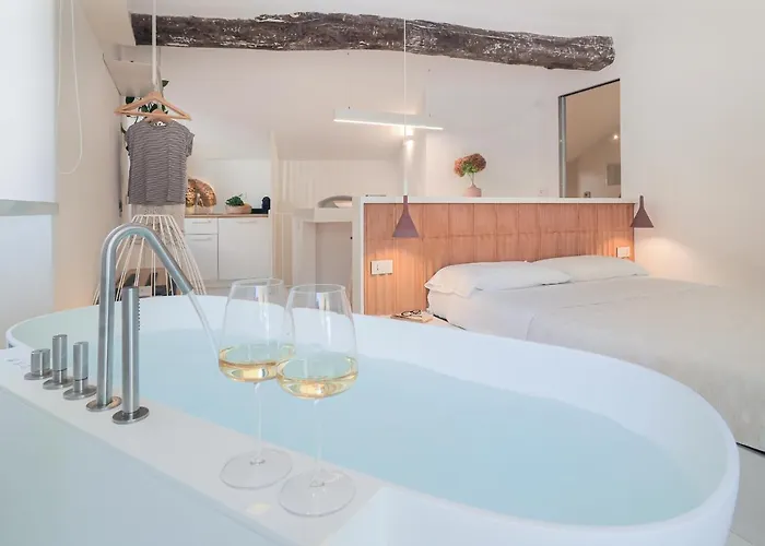 Apartment Dreamers Sea View - White And *