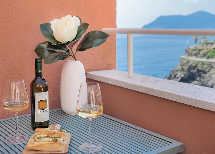Dreamers Sea View - White And Daire